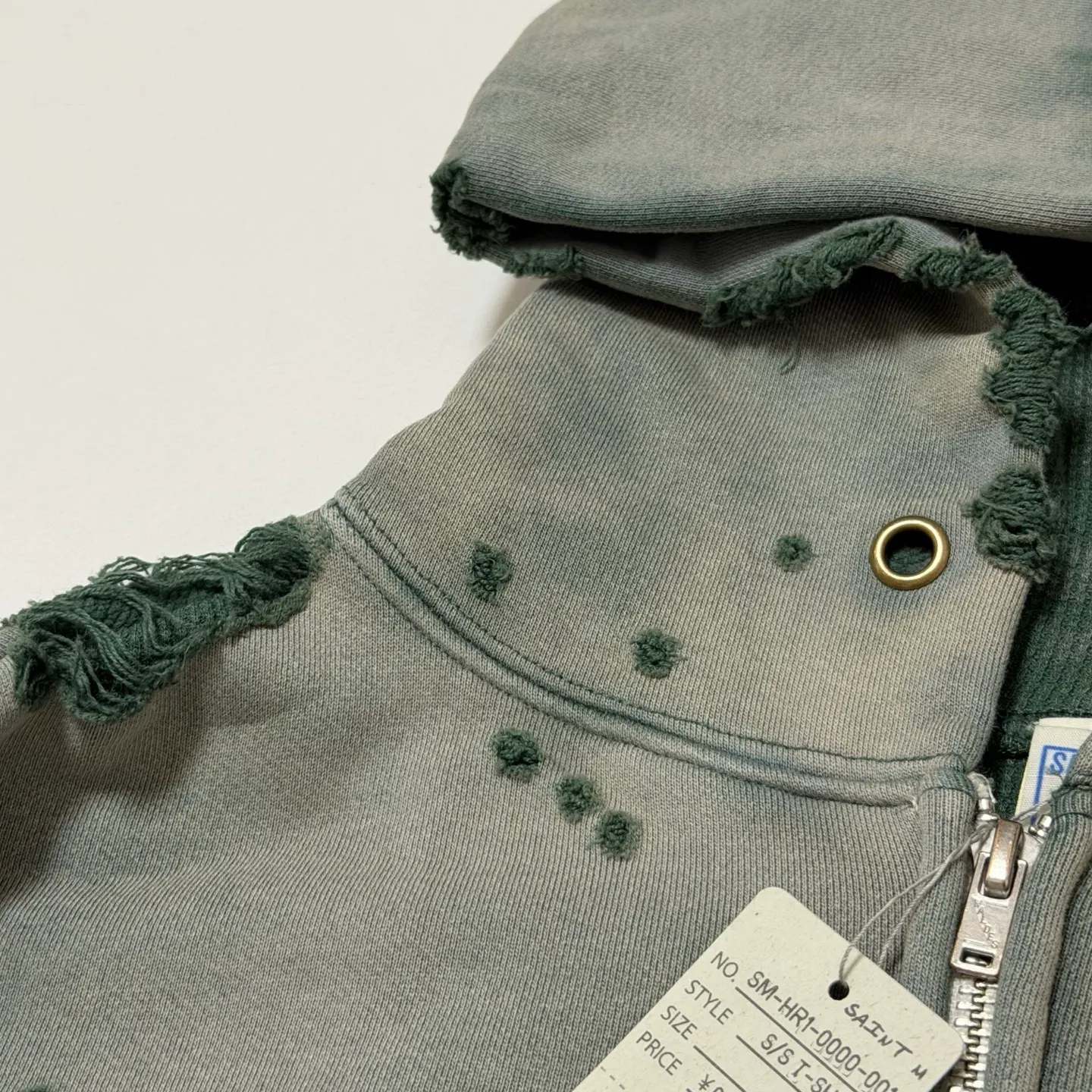 SAINT Mxxxxxx DBL FACE ZIP UP HOODIE/GREEN Double-layer destroyed waffle zipper jacket, washed green S-XL, a style that has been used in the summer. After continuous fine polishing, it has finally been shipped. The finished product is simply a work of art. Super heavy washing and distressing. Multiple water fades. Excessive hand-made wormhole destruction processing. Deconstruction and reorganization embroidery technology. Custom-made zippers with LOGO. The color details of the zipper webbing are also correct. Original grade fruit main label and wash water label. Top purchasing grade. A layer of waffle fabric is added to the inner lining to make the overall texture stronger and increase the comfort and warmth of the wearer.